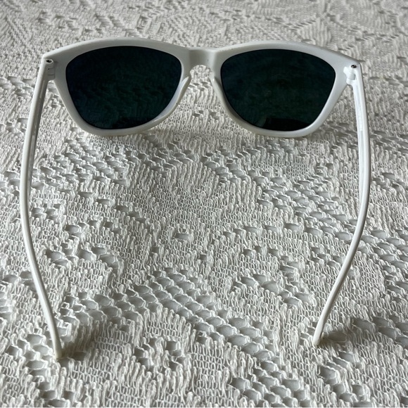 Oakley Frogskins  White Frames Sunglasses - Picture 8 of 12